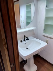 木の質感やぬくもりを感じられる木目調でスタイリッシュに　目黒区M様邸